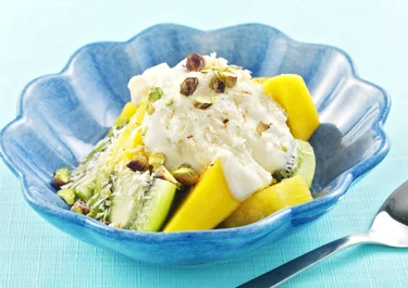 Exotisk fruktsallad med rostad kokos