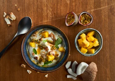 Ontbijtbowl Arla Skyr met mango, passievrucht en kokosvlokken