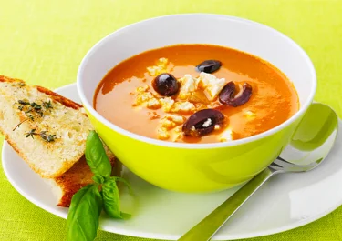 Tomatsoppa med ost och oliver
