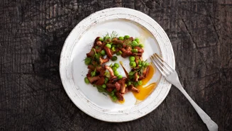 Pocherat ägg med ärter och kantareller