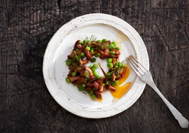 Pocherat ägg med ärter och kantareller