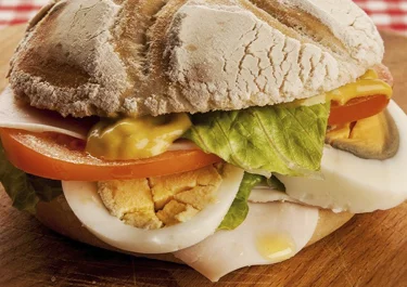 Bocadillo vegetal con queso