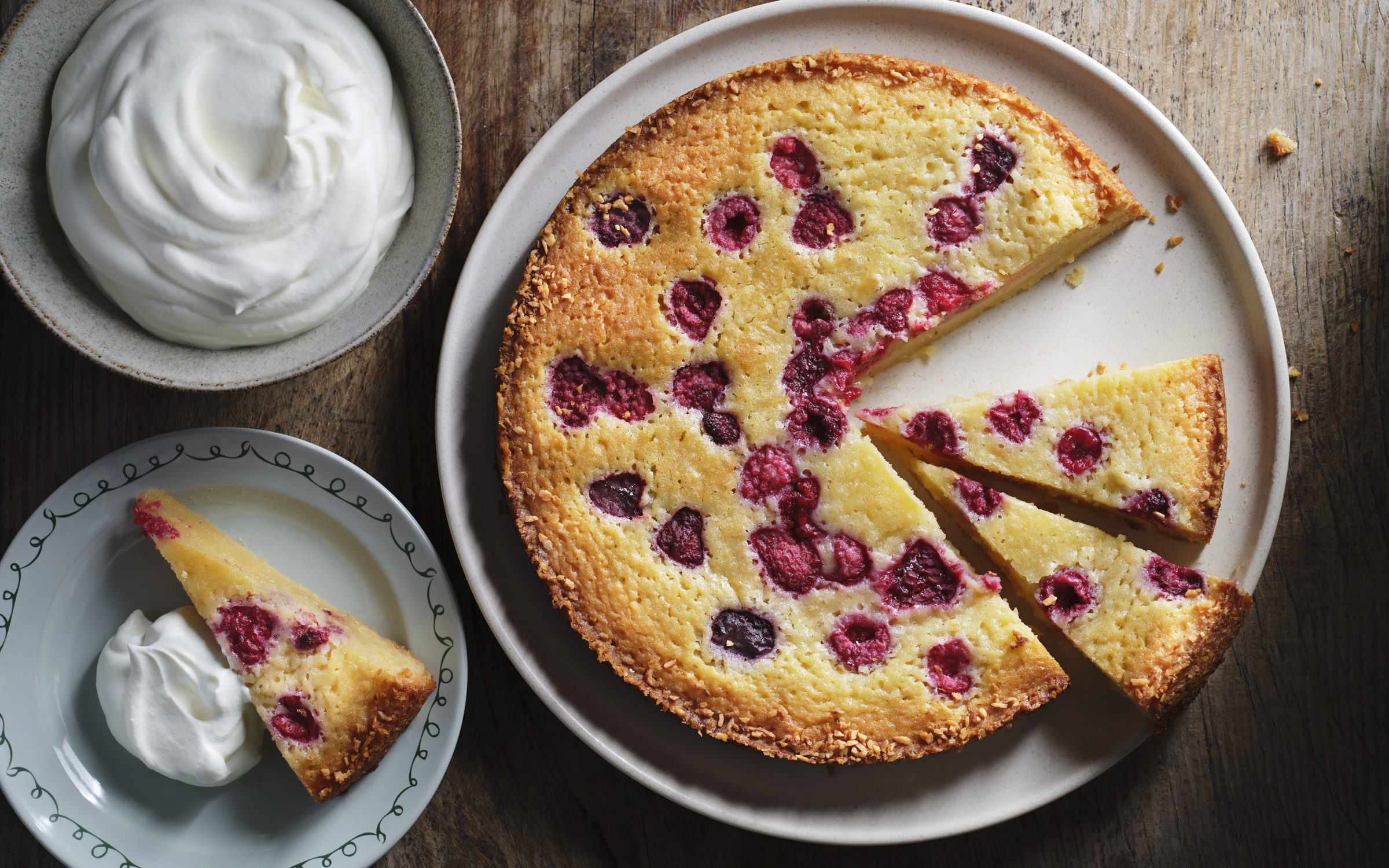 Vit kladdkaka med hallon 