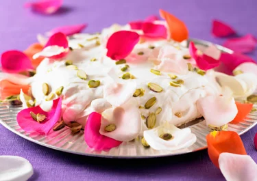 Marängtårta med yoghurt och rosenvatten