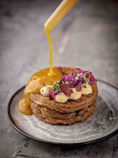 Rustikke havtornpandekager med ølandshvede, pisket lakrids-creme fraiche og havtorncoulis