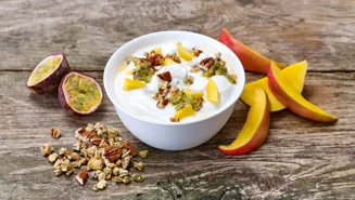 Mango and passion fruit topping for skyr