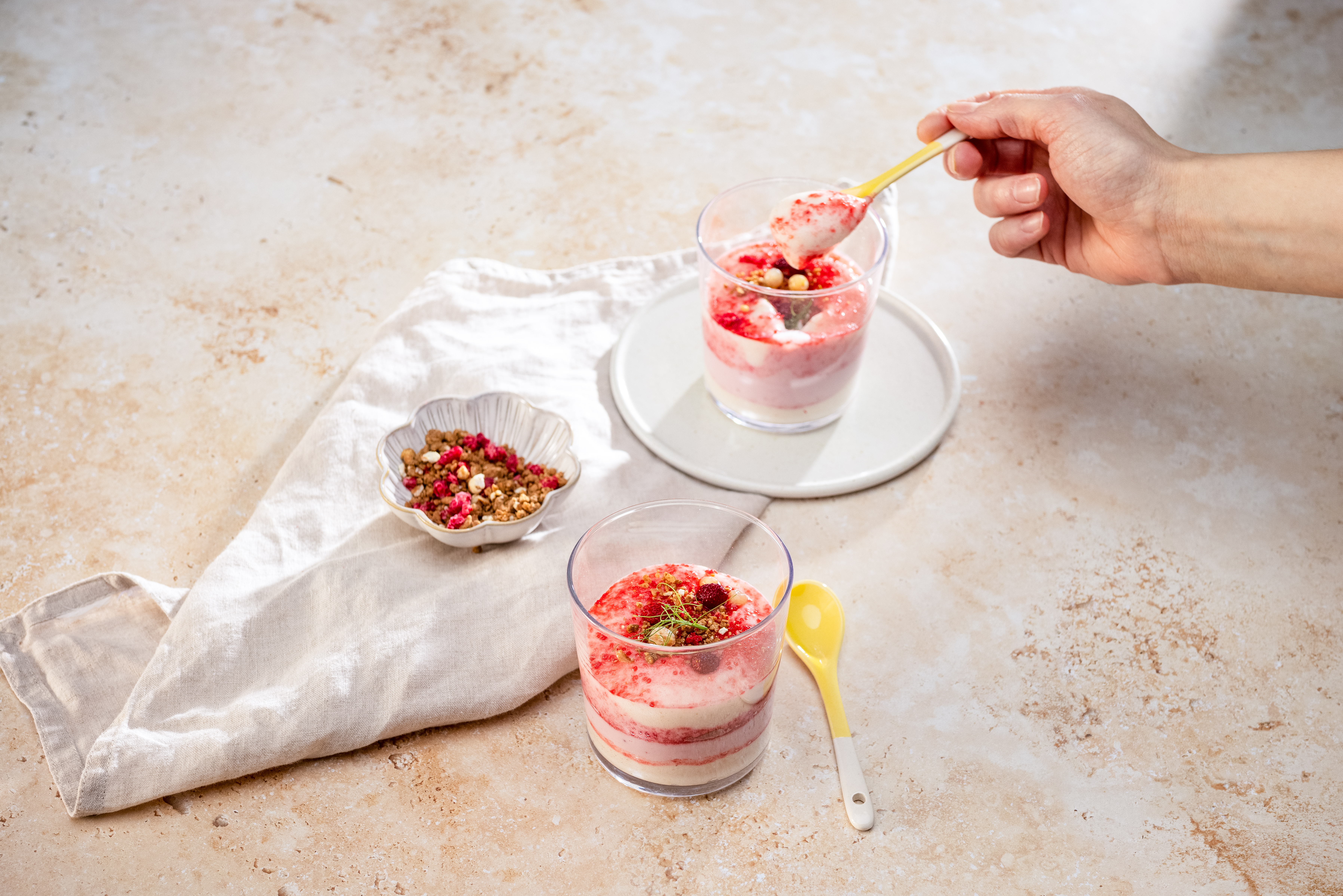 Vispipuuro valkoherukoista ja marjajogurttia