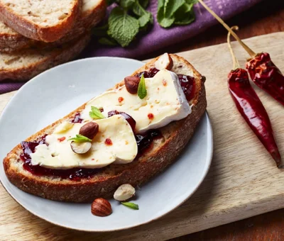 Castello® White with Red Chili, täysjyväleipä ja mustaherukkahillo