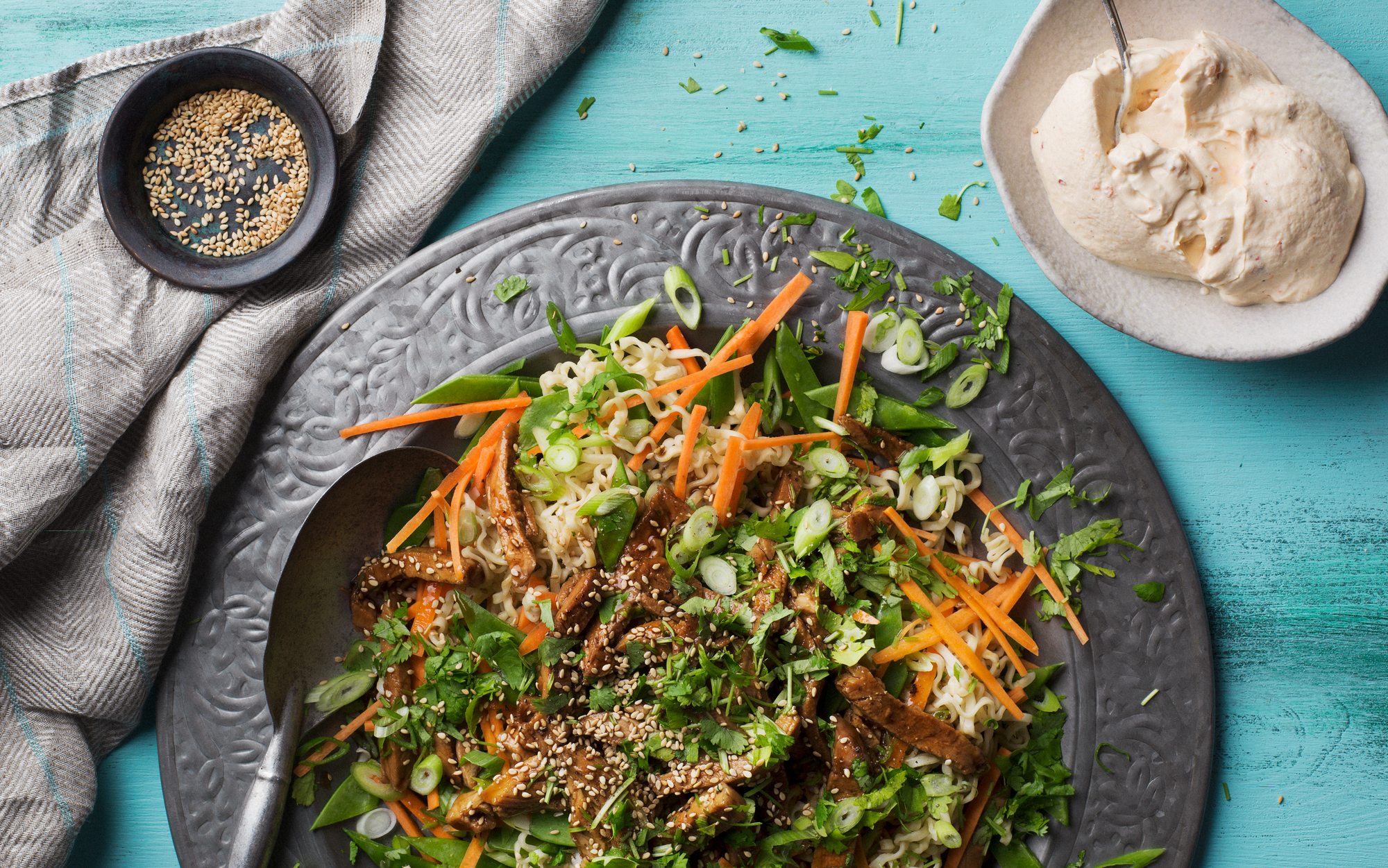 Nudler med grøntsager og marineret mørbrad 