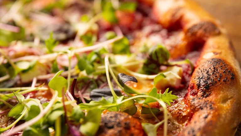Microgreens – Pizza à la crème de betterave, dès de fromage nature et salade de micro-pousses