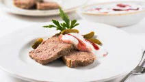Viltpaté med cumberlandyoghurt