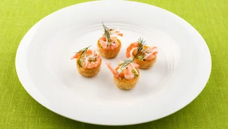 Krustader med avokado, räkor och pepparrot