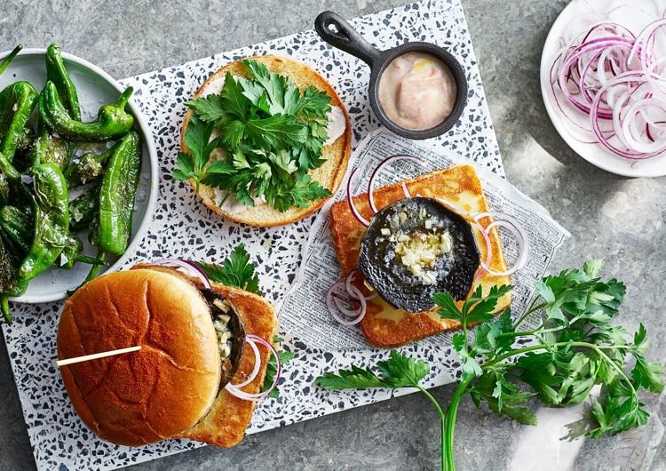 Ostburgare Med Portabello Och Vitl kssm r Recept Arla ostburgare-med-portabello-och-vitl-kssm-r-recept-arla