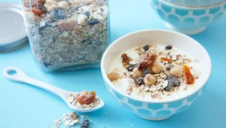 Rostad müsli med kokos och tranbär