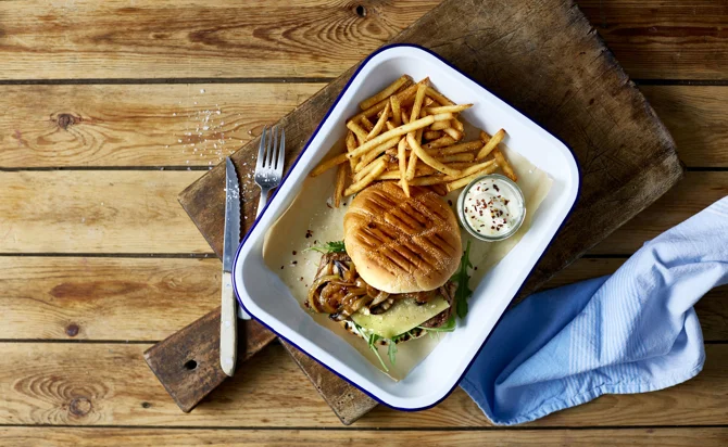 Cheddar-Steakburger mit karamellisierten Zwiebeln und Portobello-Pilzen