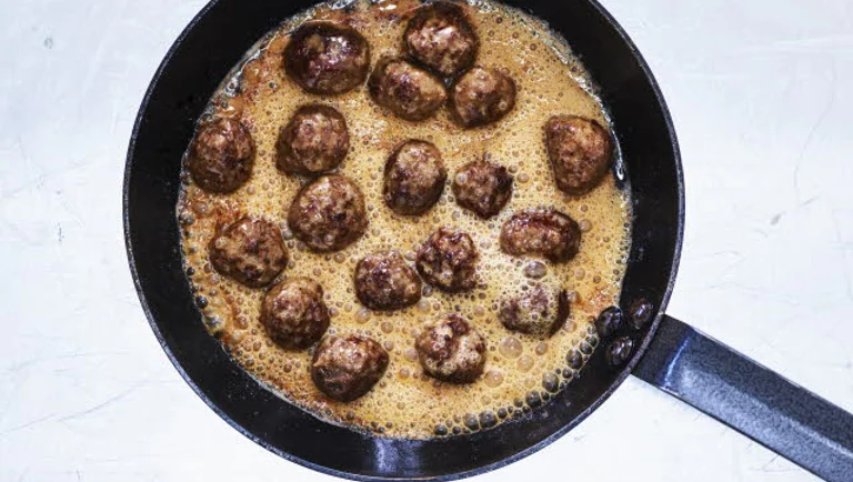 Pitkäpippurilla ja inkiväärillä maustettu kermakastike