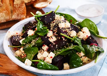 Rostad rödbetssallad med vitost och sesamfrön