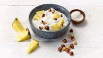 Skyr bowl with pineapple & coconut
