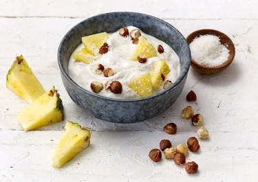 Skyr bowl with pineapple & coconut