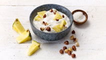 Skyr Vanille met ananas, kokospoeder en hazelnoten