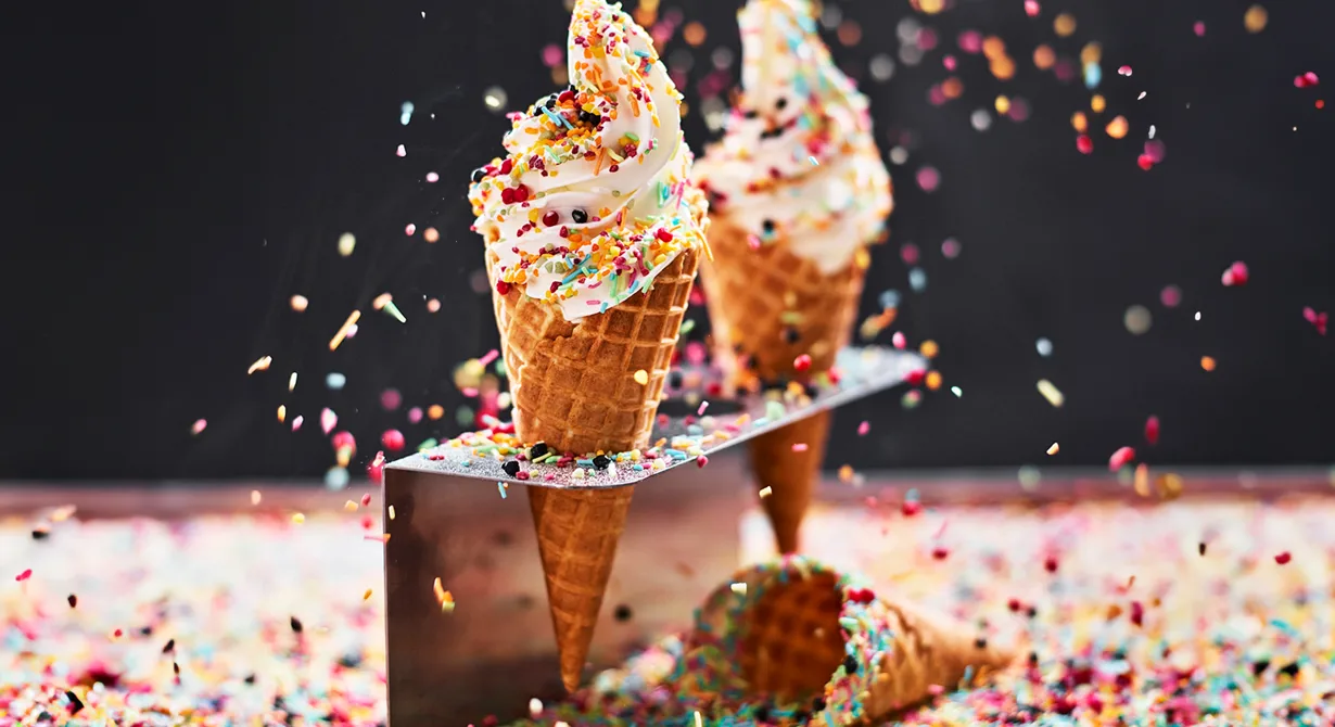 Det finns många härliga och kreativa sätt att servera och garnera en milkshake eller en mjukglass. Flera olika strössel, kakor och såser. Färska bär och blommor samt Pocky, som är japanska godispinnar.