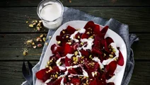 Rødbedecarpaccio med luftig fløde