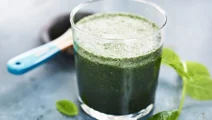 Grön smoothie med mynta och spirulina