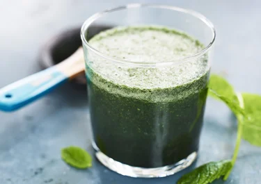 Grön smoothie med mynta och spirulina