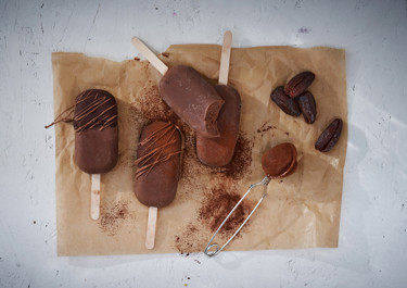 Dadel- och chokladglasspinnar