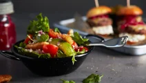 Krispsallad med avokado och tomat