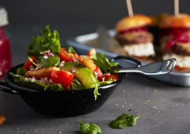 Krispsallad med avokado och tomat
