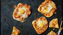 Pizza uova e pancetta