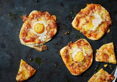 Pizza uova e pancetta