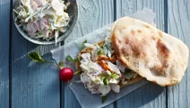 Kyckling i pitabröd med coleslaw på primörer