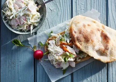 Kyckling i pitabröd med coleslaw på primörer