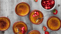 Crème brulée med rårörda jorgubbar