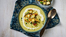 Cheddar- och broccolisoppa