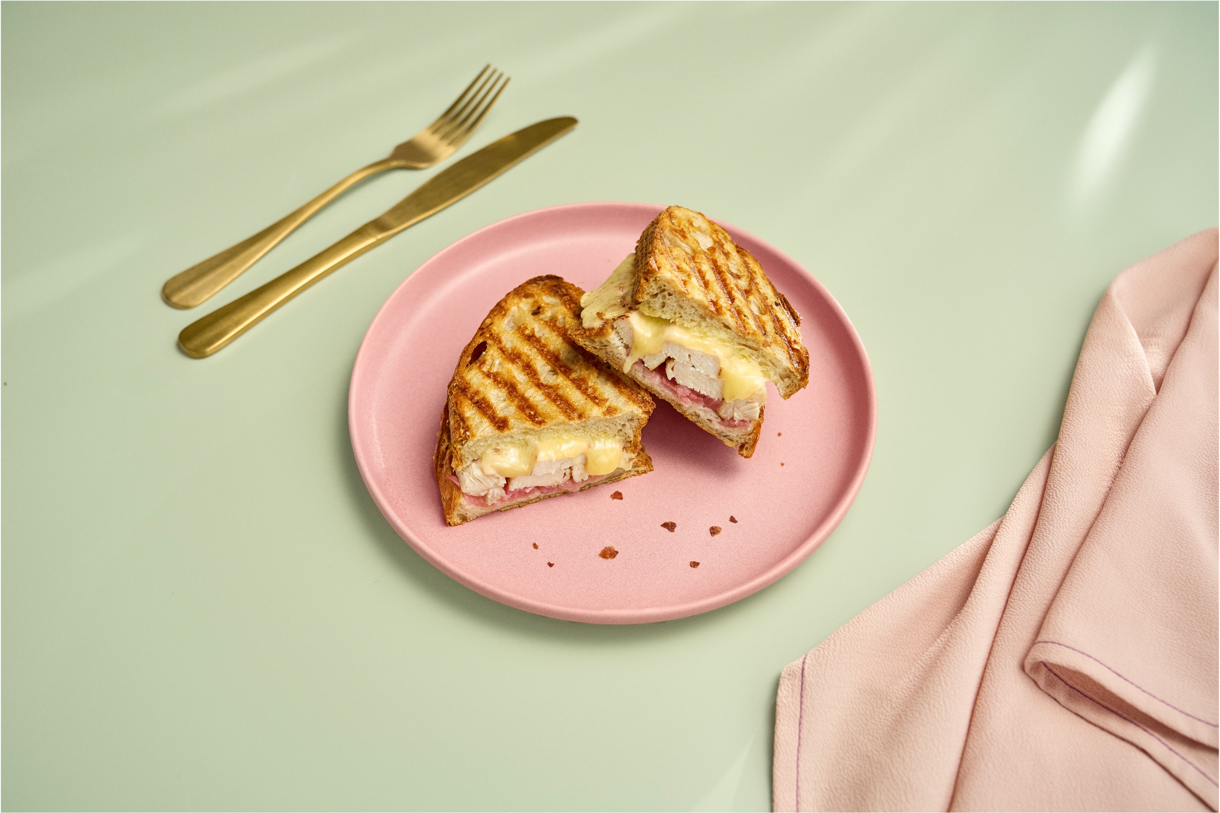 Grillet sandwich med kylling og ost