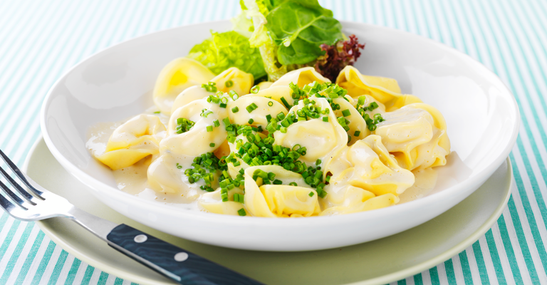 Tortellini with cheese sauce