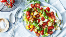 Cremet dip med tomatsalat