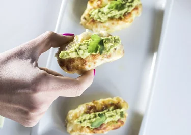 Patatas al horno con salsa de aguacate y queso