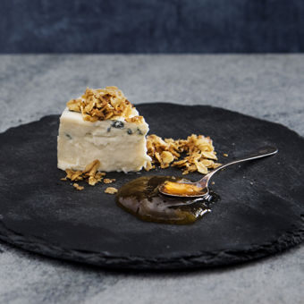 Blåmögelost med mango chutney och smörstekt havre