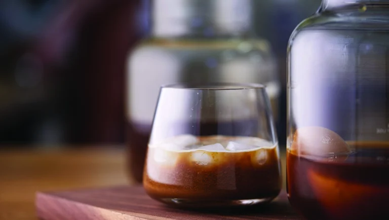 Iskaffe med koldbryggede ferskner