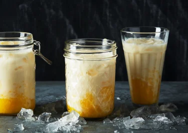 Kokossmoothie med mango, passion och ananas