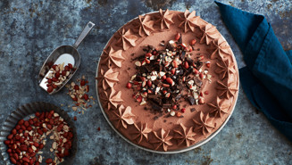 Banan- och chokladkolatårta med jordnötter