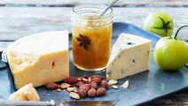 Lagrad cheddar med grön tomatmarmelad och rökta salta mandlar