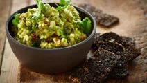 Avocadomousse med smørstegte rugbrødschips