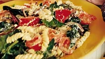 Pastasallad med tomater, ägg och spenat