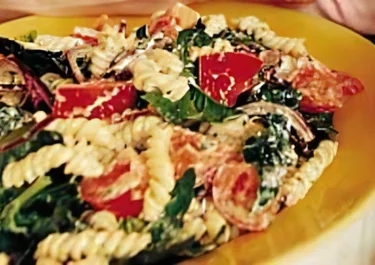 Pastasallad med tomater, ägg och spenat