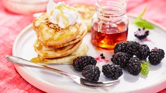 Amerikanska plättar med björnbär